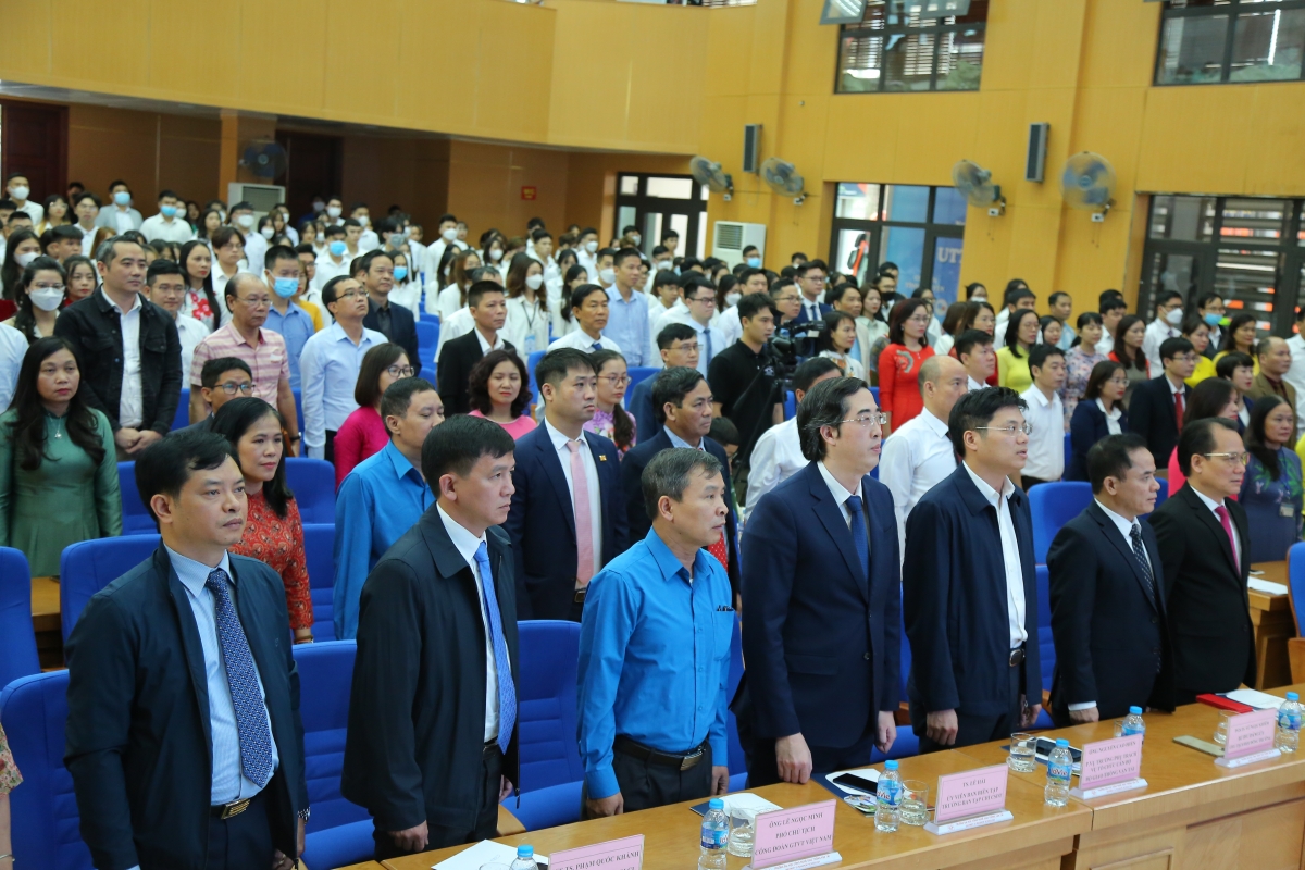 Các đại biểu và thầy trò nhà trường hát Quốc ca và làm lễ chào cờ trước giờ khai giảng năm học mới 2022-2023