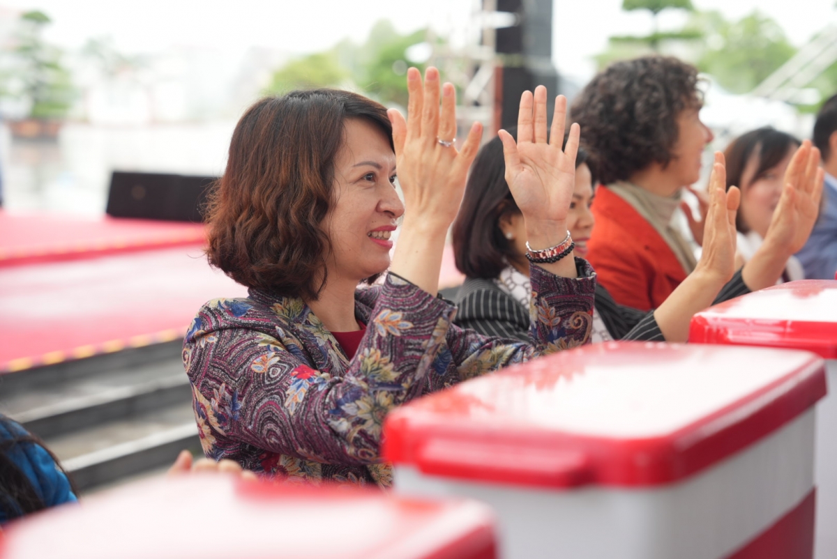 Thứ trưởng Bộ Y tế Nguyễn Thị Liên Hương cùng các đại biểu tham gia rửa tay bằng xà phòng.