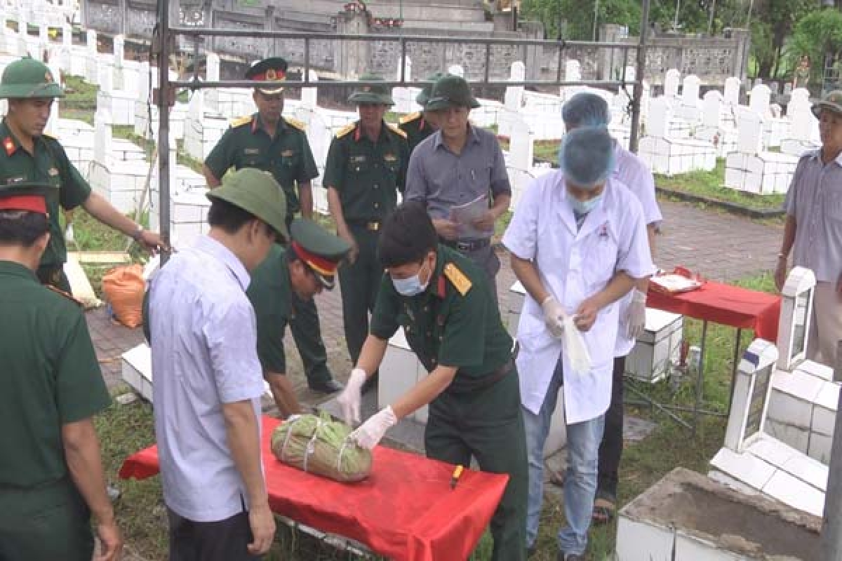 Viện pháp y Quân đội lấy mẫu sinh phẩm làm xét nghiệm ADN