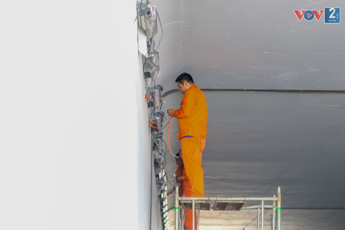Hệ thống đèn chiếu sáng bên trong hầm đang được hoàn thiện.