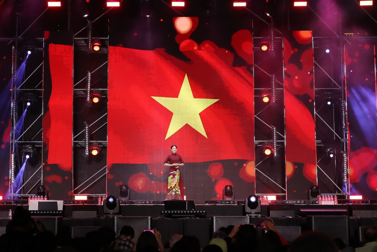 Tại Show trình diễn thời trang Hàn Quốc – Việt Nam – Kazakhstan, các bộ trang phục như áo dài truyền thống của Việt Nam, Hanbok của Hàn Quốc, Trang phục dân tộc nhiều màu sắc của Kazakhstan đã thực sự chinh phục khán giả với những mẫu mã được các nhà thiết kế tên tuổi của mỗi nước thực hiện.