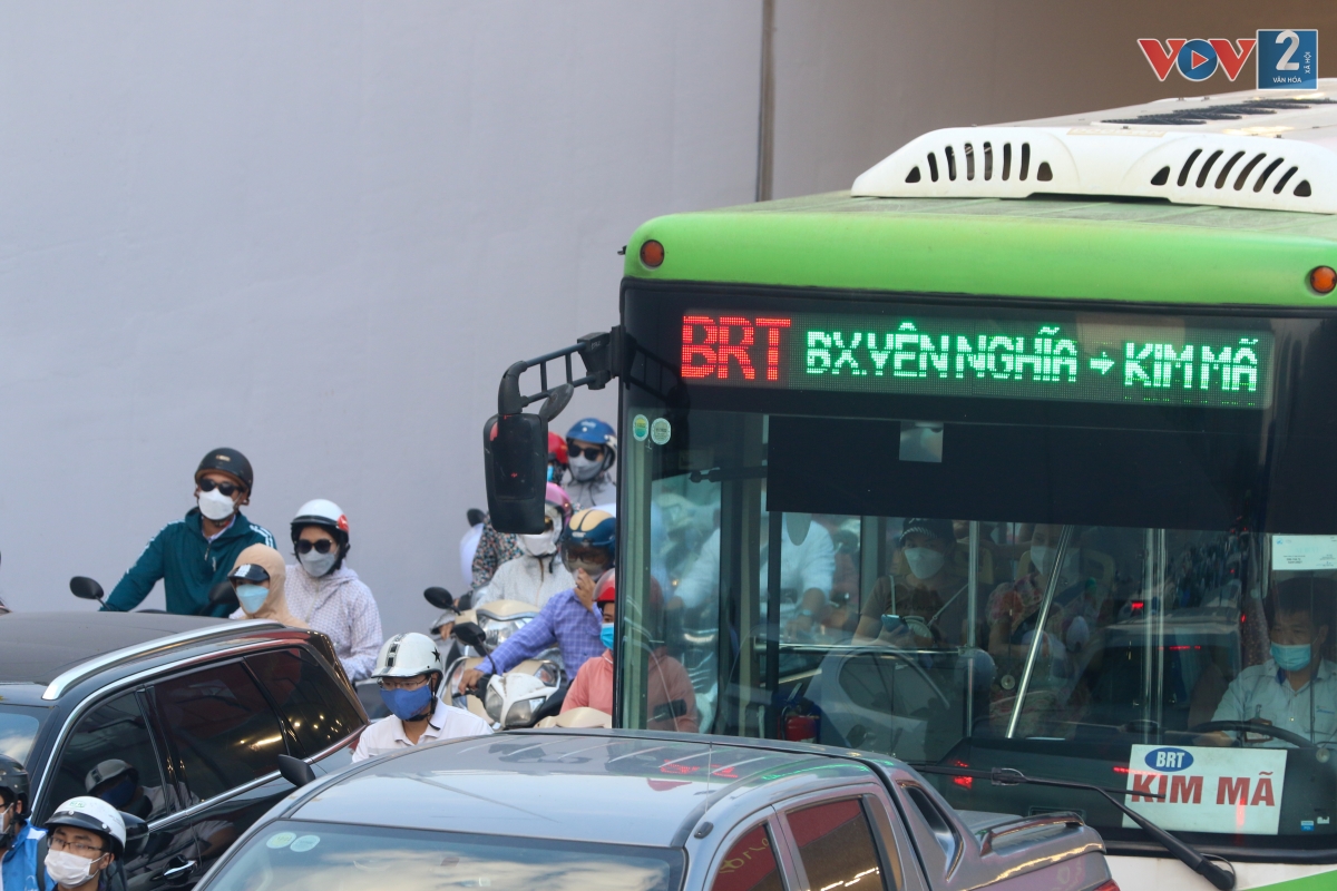 Xe buýt BRT chen chân cùng hàng loạt phương tiện khác.