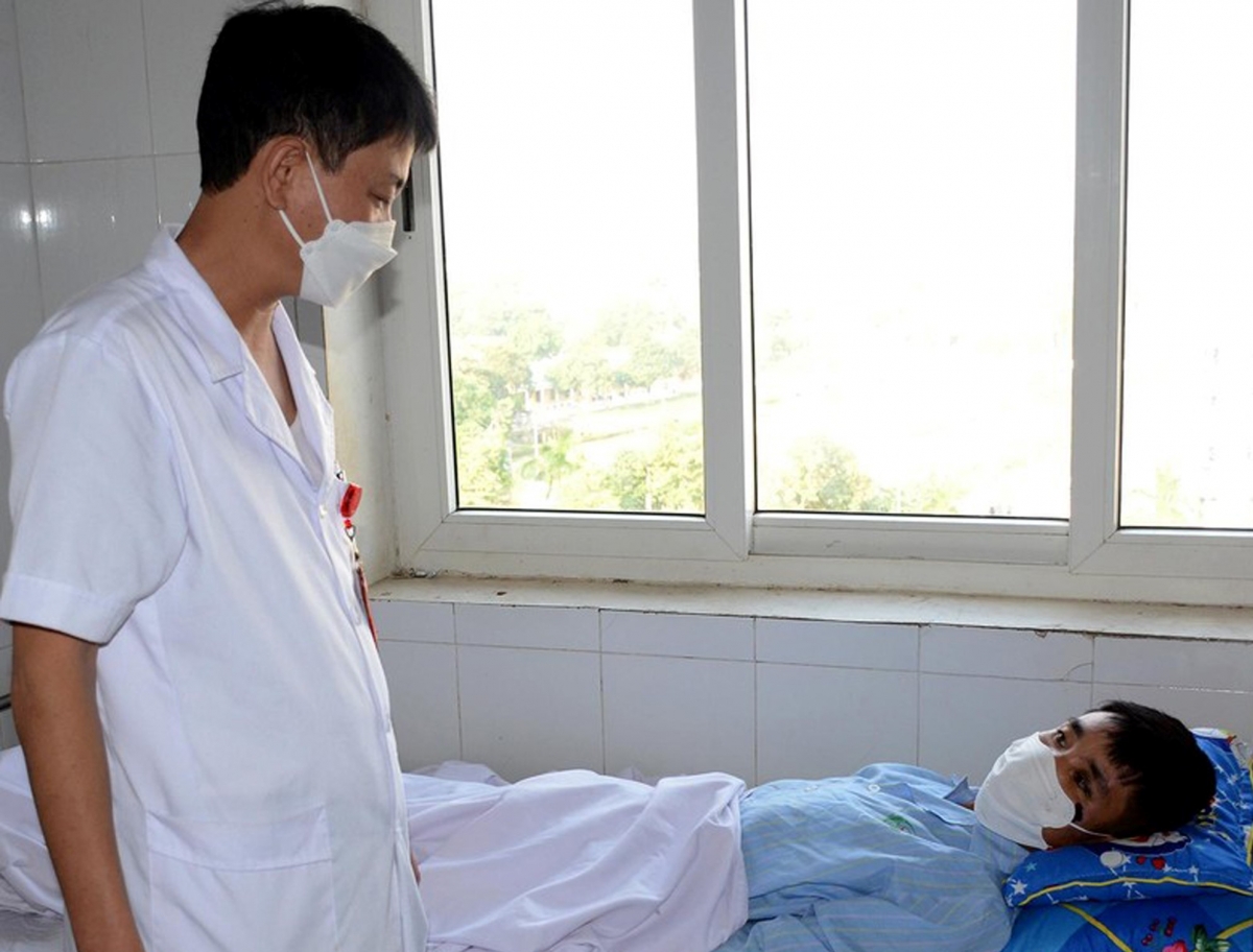 11 ngày sau phẫu thuật, bệnh nhân đã tỉnh táo hoàn toàn, tự đi lại và ăn uống được....