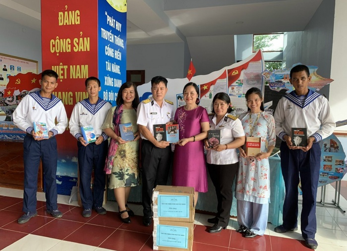 Tặng sách và học bổng cho một số trường ở Phú Quốc, Kiên Giang
