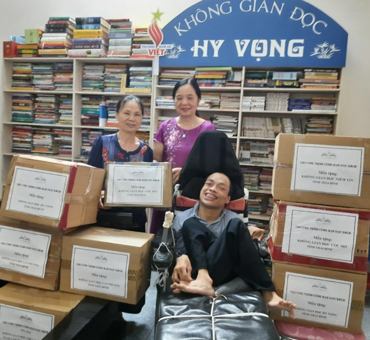 Tặng sách cho không gian đọc Hy vọng ở Thái Bình