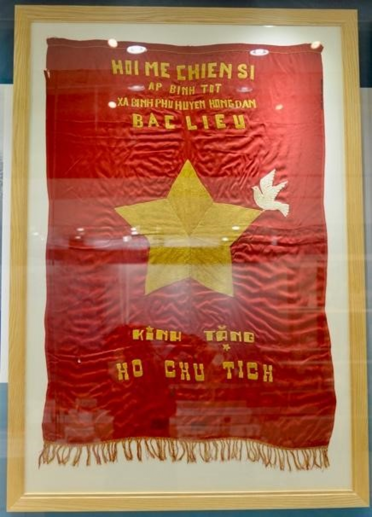 Cờ đỏ sao vàng do Hội Mẹ chiến sĩ ấp Bình Tốt, xã Bình Phú, huyện Hồng Dân, tỉnh Bạc Liêu thêu tặng Bác Hồ, năm 1958. Nguồn hiện vật: Bảo tàng Lịch sử Quốc gia