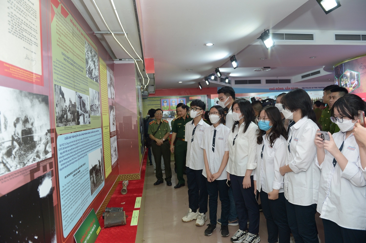 Học sinh tại Hà Nội tham quan trưng bày. Ảnh: Bảo tàng CAND