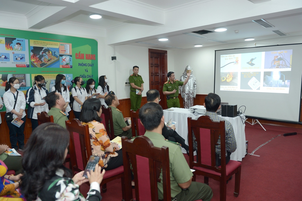 Trải nghiệm thực tế các kỹ năng phòng cháy, chữa cháy, thoát hiểm... Ảnh: Bảo tàng CAND