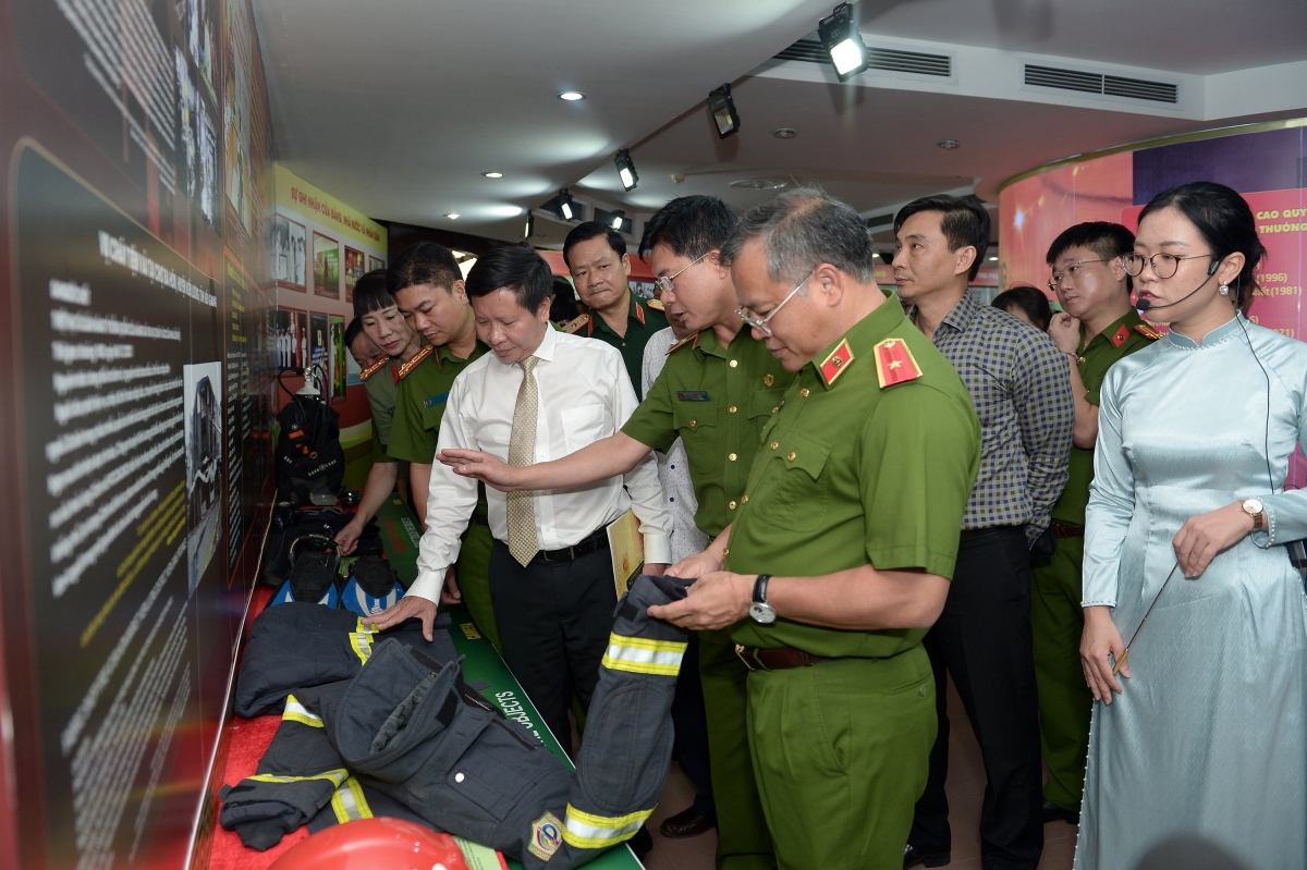 Các đại biểu tham quan gian trưng bày. Ảnh: Bảo tàng CAND