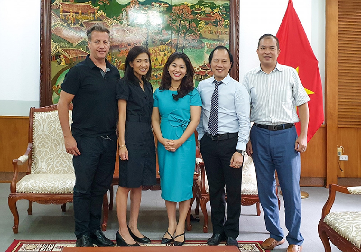 Bà Erin Steinhauer (thứ 2 từ trái sang) trong buổi làm việc cùng lãnh đạo Cục Hợp tác quốc tế - Bộ Văn hóa, Thể thao và Du lịch
