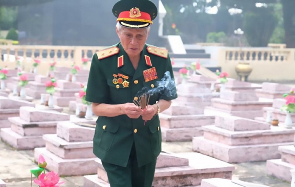 Những ngày tháng 7 hàng năm, ông luôn dành thời gian đến viếng thăm, dâng hương cho các đồng đội đã nằm xuống ở nghĩa trang trên cả nước.
