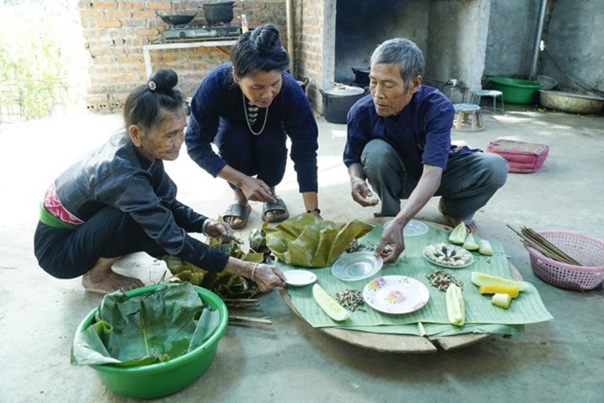 Chuẩn bị cho mâm Lễ mừng cơm mới của người Xinh Mun