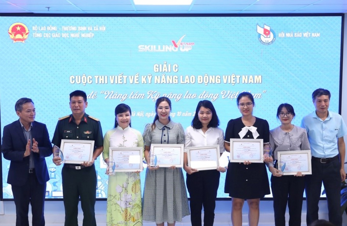 Các tác giả, nhóm tác giả được trao giả C