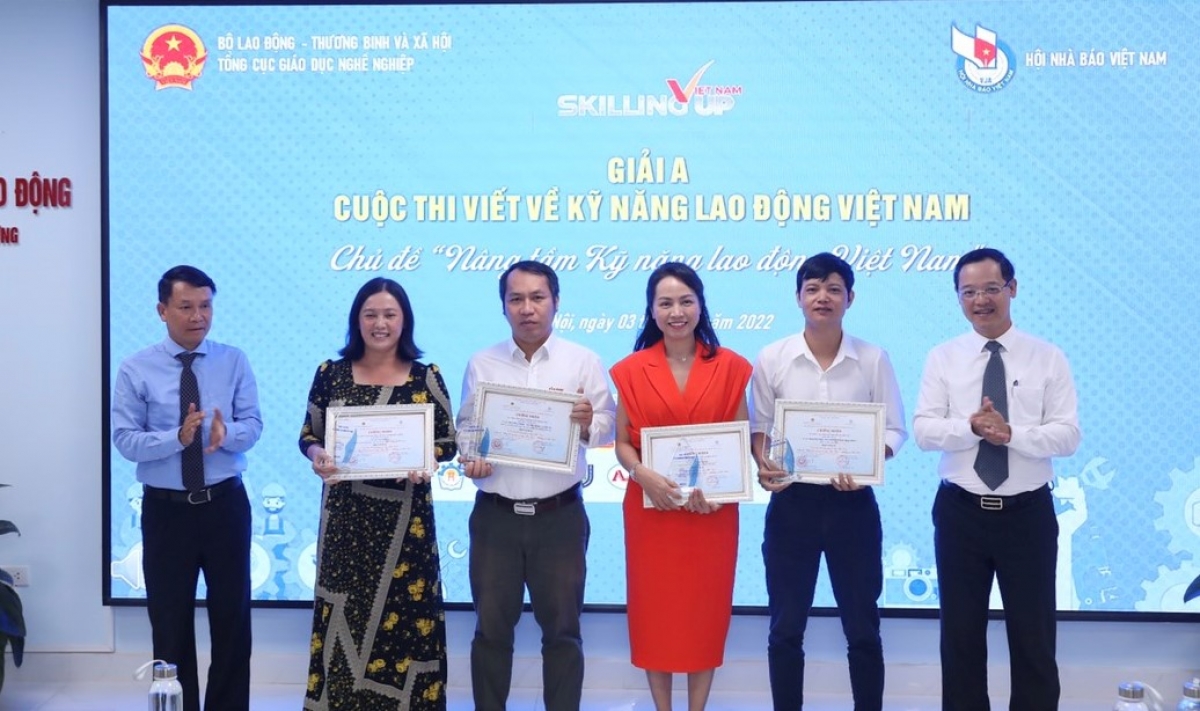 Ban Tổ chức trao 4 giải A cho 4 loại hình báo chí: Báo in, báo mạng điện tử, báo phát thanh và báo Truyền hình