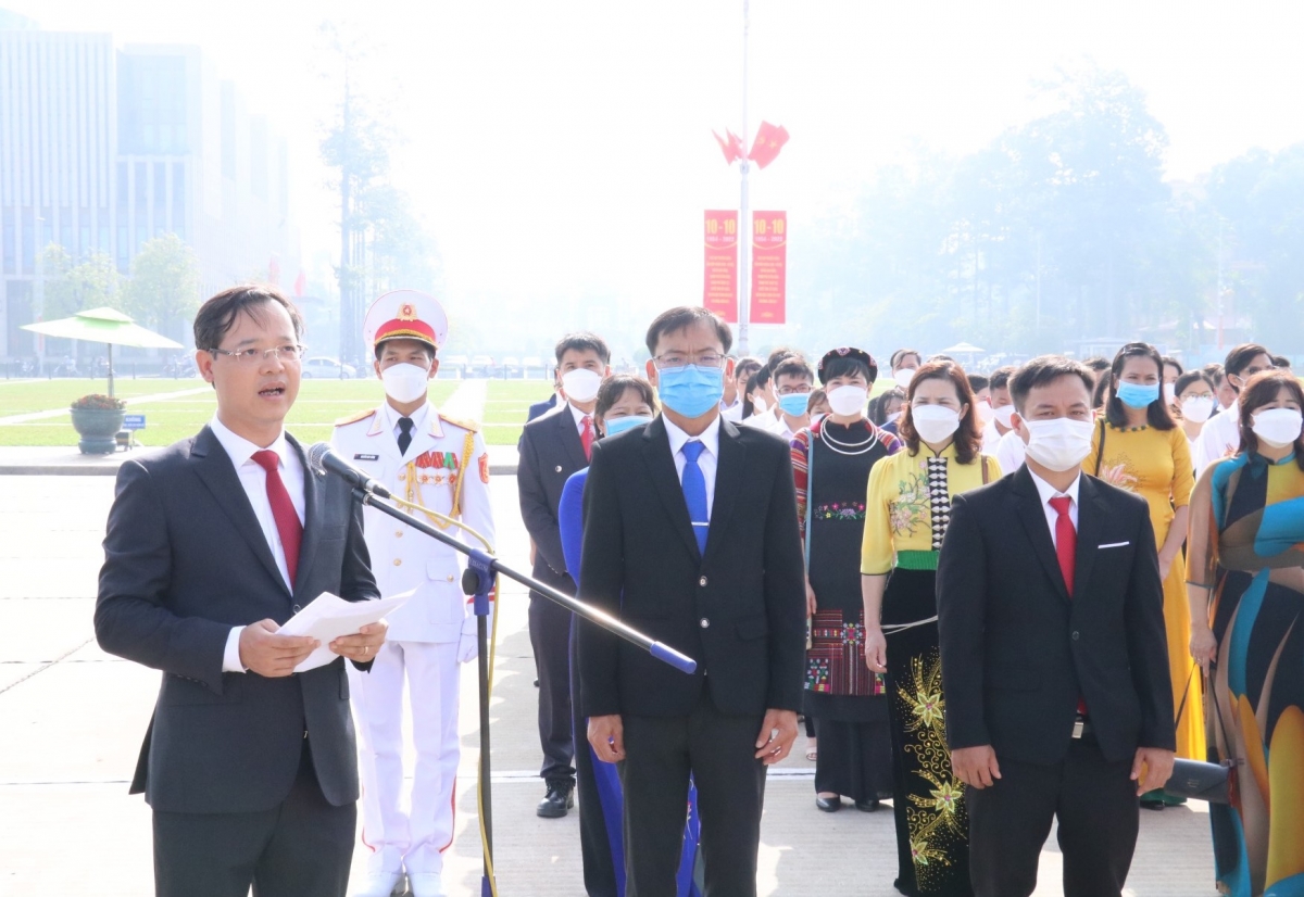 TS. Trương Anh Dũng, Tổng Cục trưởng tổng cục Giáo dục nghề nghiệp (Bộ LĐ-TB&XH) đại diện Đoàn báo cáo với Bác những kết quả, thành tích mà các Nhà giáo, học sinh, sinh viên đạt được