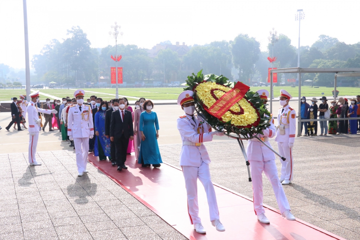 Đoàn Nhà giáo, học sinh, sinh viên xuất sắc, tiêu biểu của Giáo dục nghề nghiệp vào viếng lăng
Chủ tịch Hồ Chí Minh