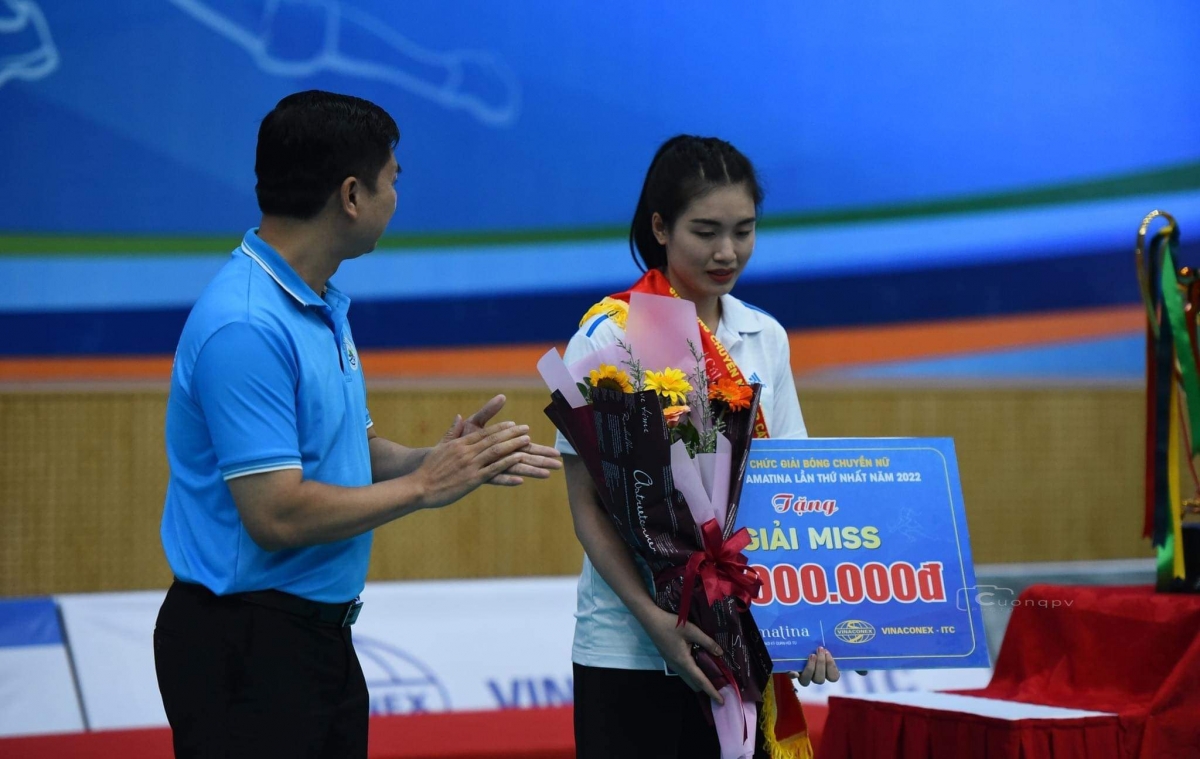 BTC trao giải hoa khôi cho VĐV Trương Mộng Kha, đội trưởng CLB TP.HCM