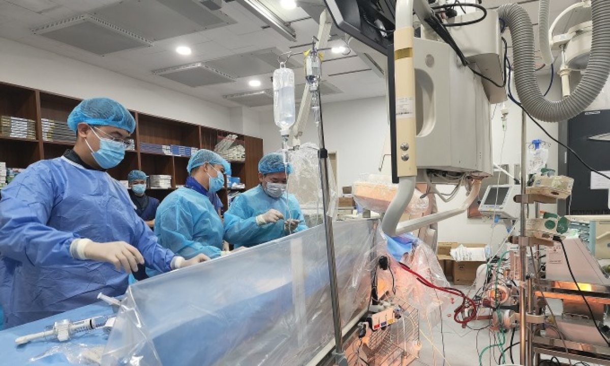 Các bác sĩ can thiệp tim mạch khi bệnh nhân vẫn tỉnh táo nhờ hỗ trợ của ECMO