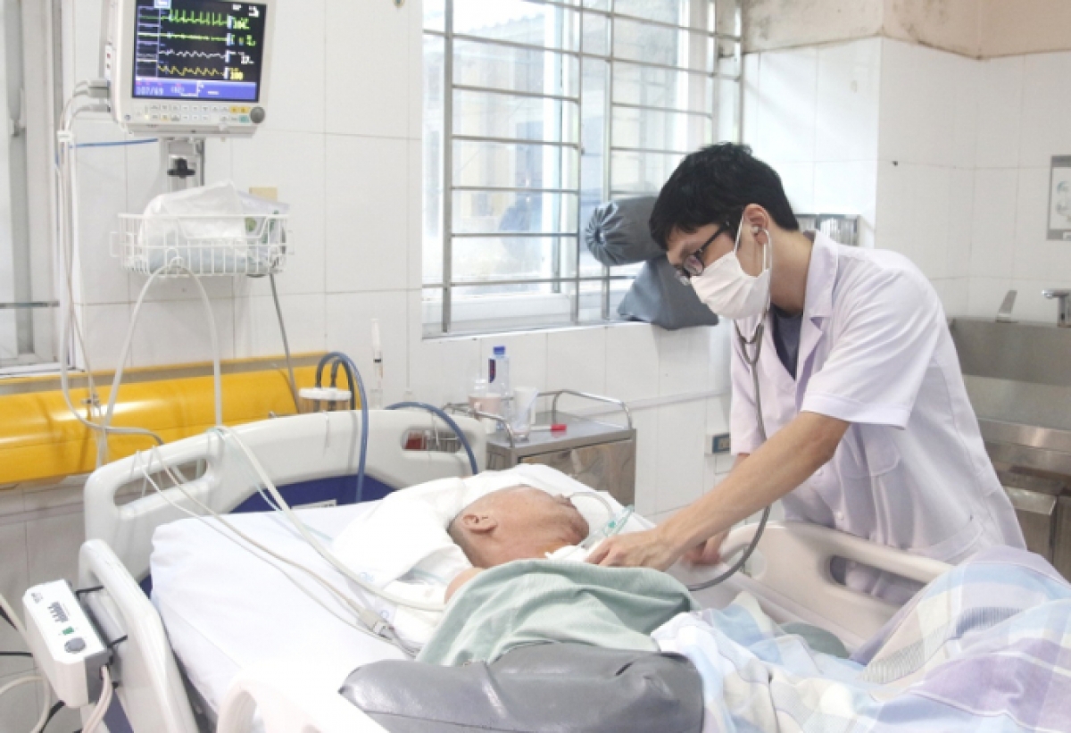 Bệnh nhân kháng kháng sinh cần chăm sóc tích cực, thở máy, thời gian điều trị lâu dài