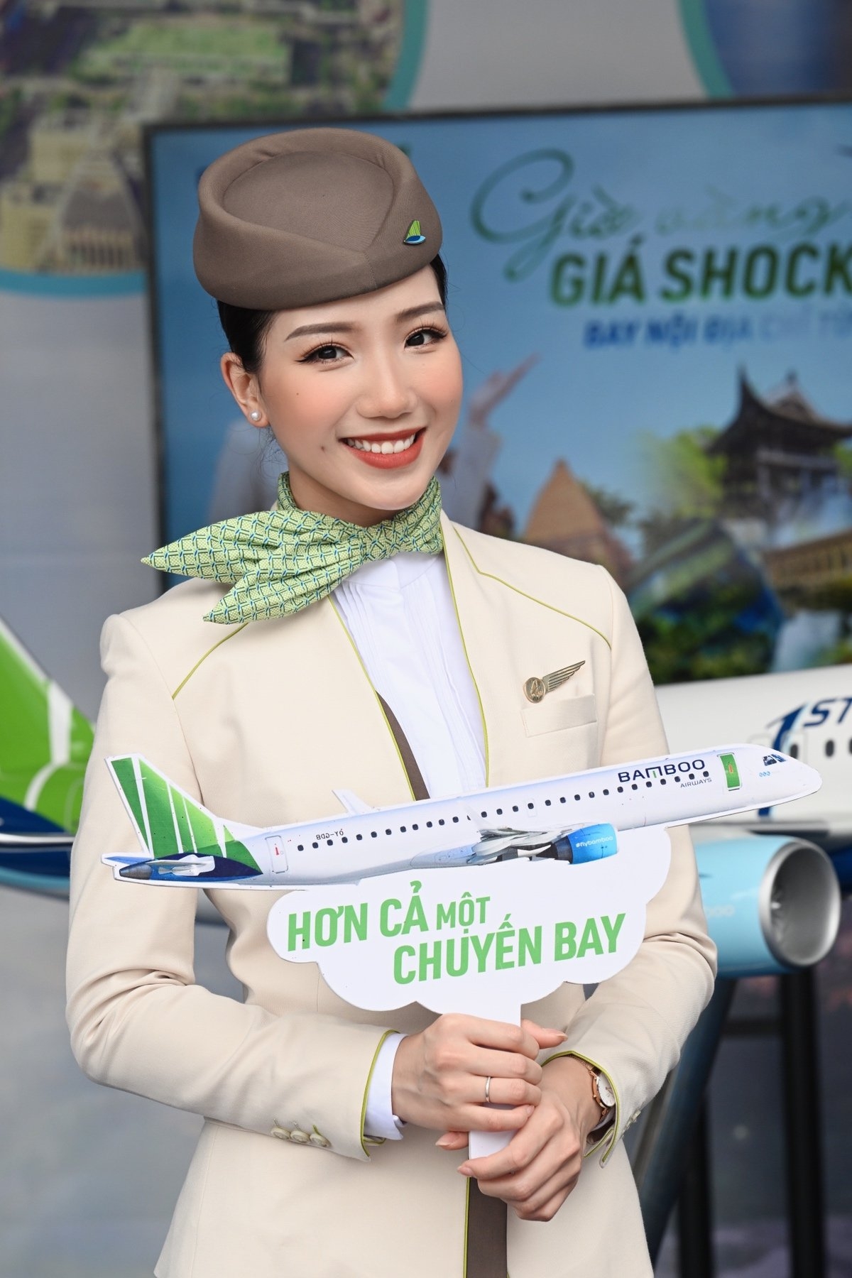 Tiếp viên hàng không Trần Lê Khánh Linh