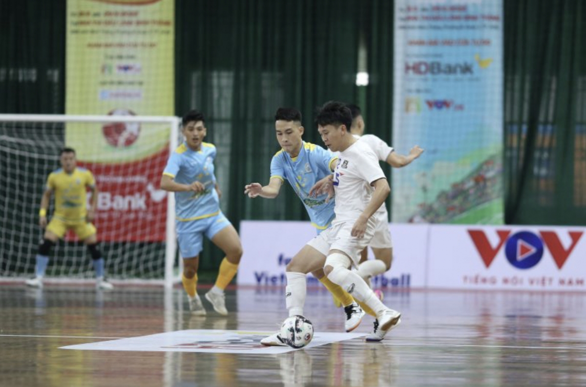 Thái Sơn Bắc (trắng) hòa 2-2 Sanvinest Khánh Hòa.