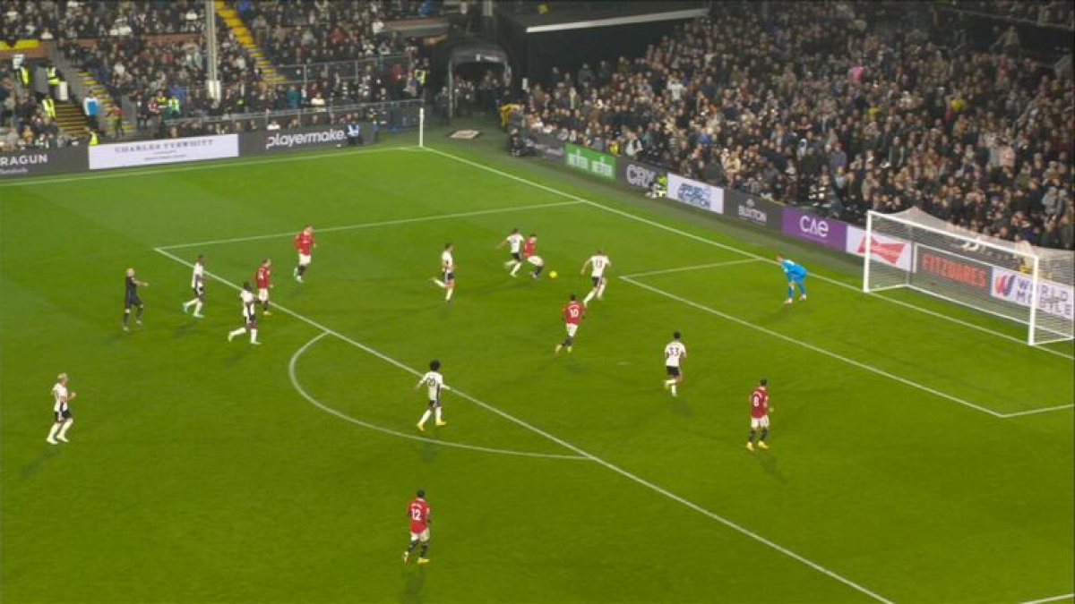 Alejandro Garnacho vượt qua vòng vây của các cầu thủ Fulham và ghi bàn thắng quý giá cho MU ở phút 90+3 (Ảnh: Internet)