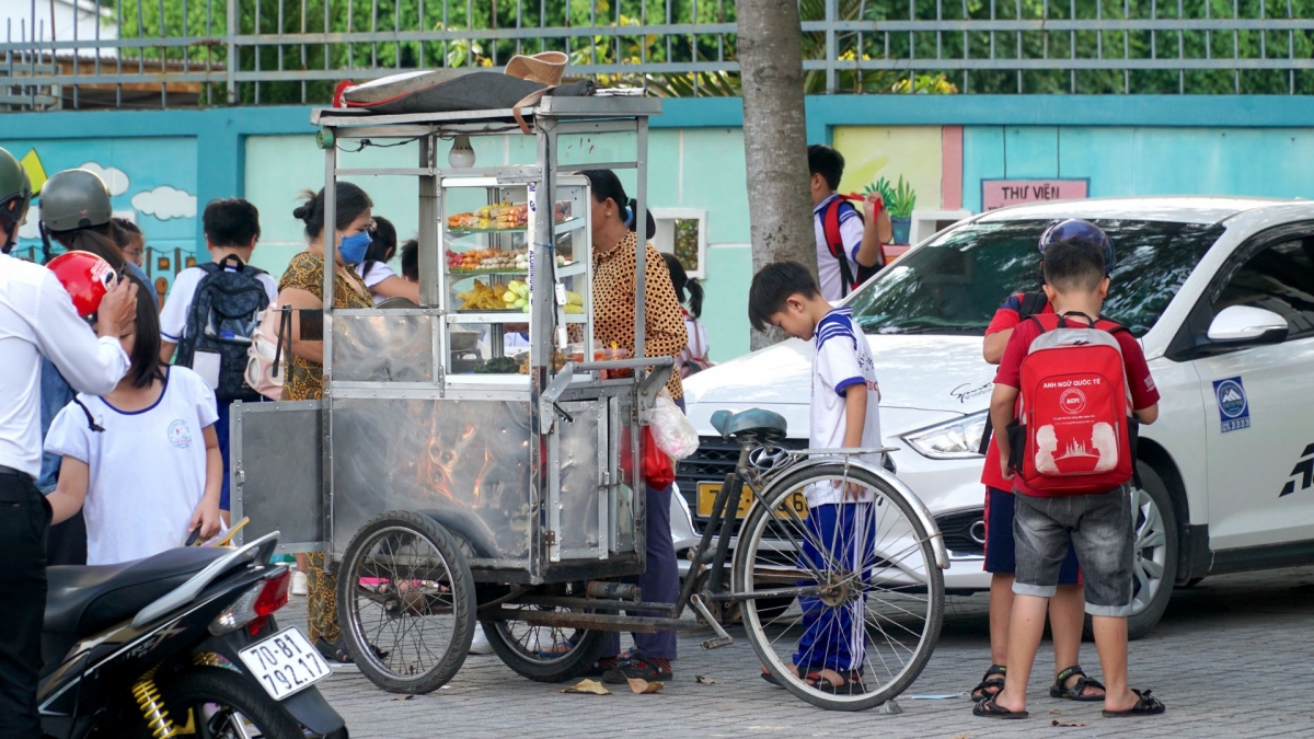 Cha mẹ nên cẩn trọng khi mua đồ ăn cho con tại những xe bán lưu động không đảm bảo ATTP