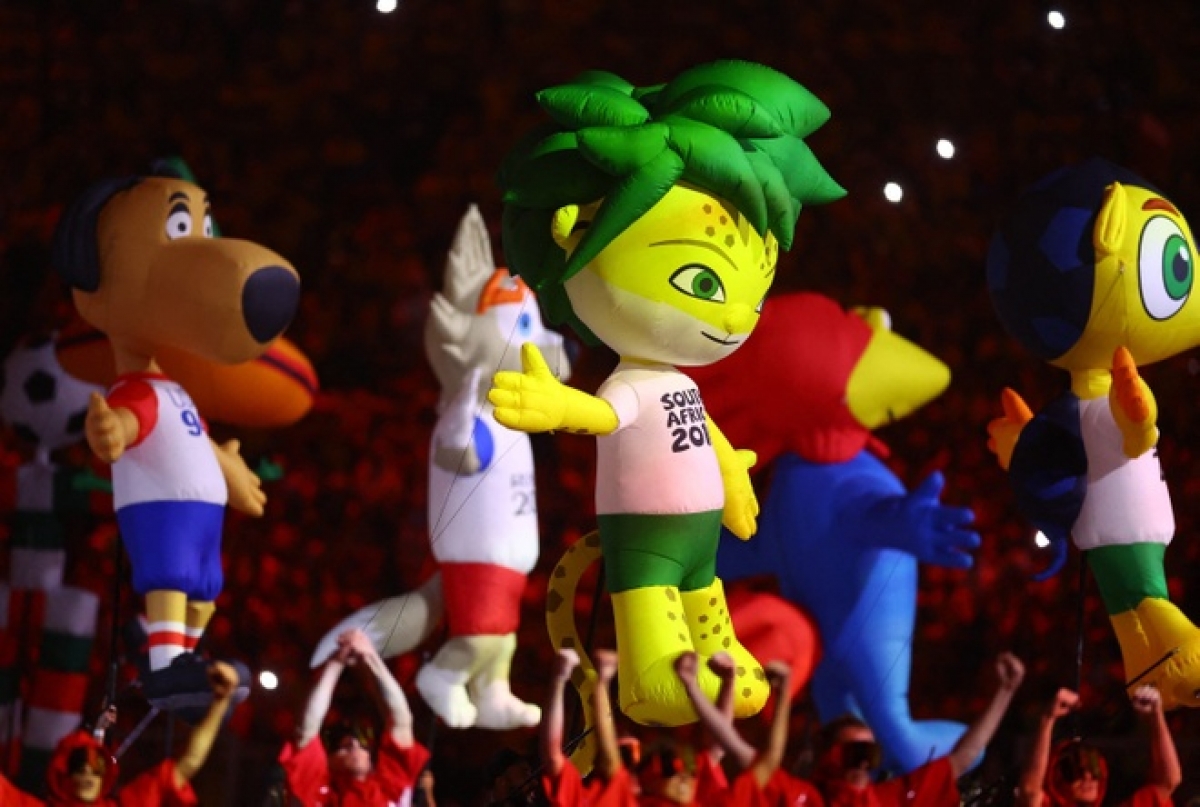 Linh vật của các kỳ World Cup trước đây được tái hiện trong lễ khai mạc World Cup 2022