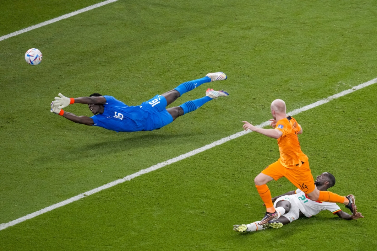 Davy Klaassen đưa bóng qua người thủ môn Edouard Mendy (Ảnh: Internet)