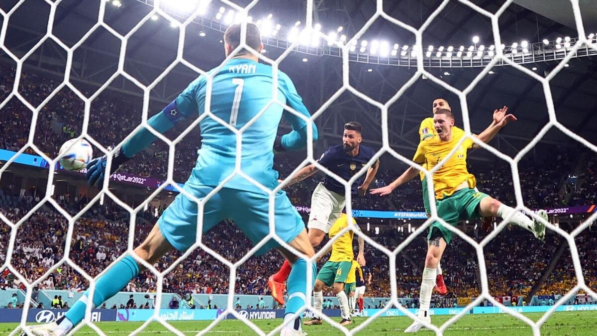 Pha đánh đầu ấn định chiến thắng 4-1 cho đội tuyển Pháp giúp Olivier Giroud cân bằng kỷ lục ghi bàn của Thierry Henry (Ảnh: Internet)