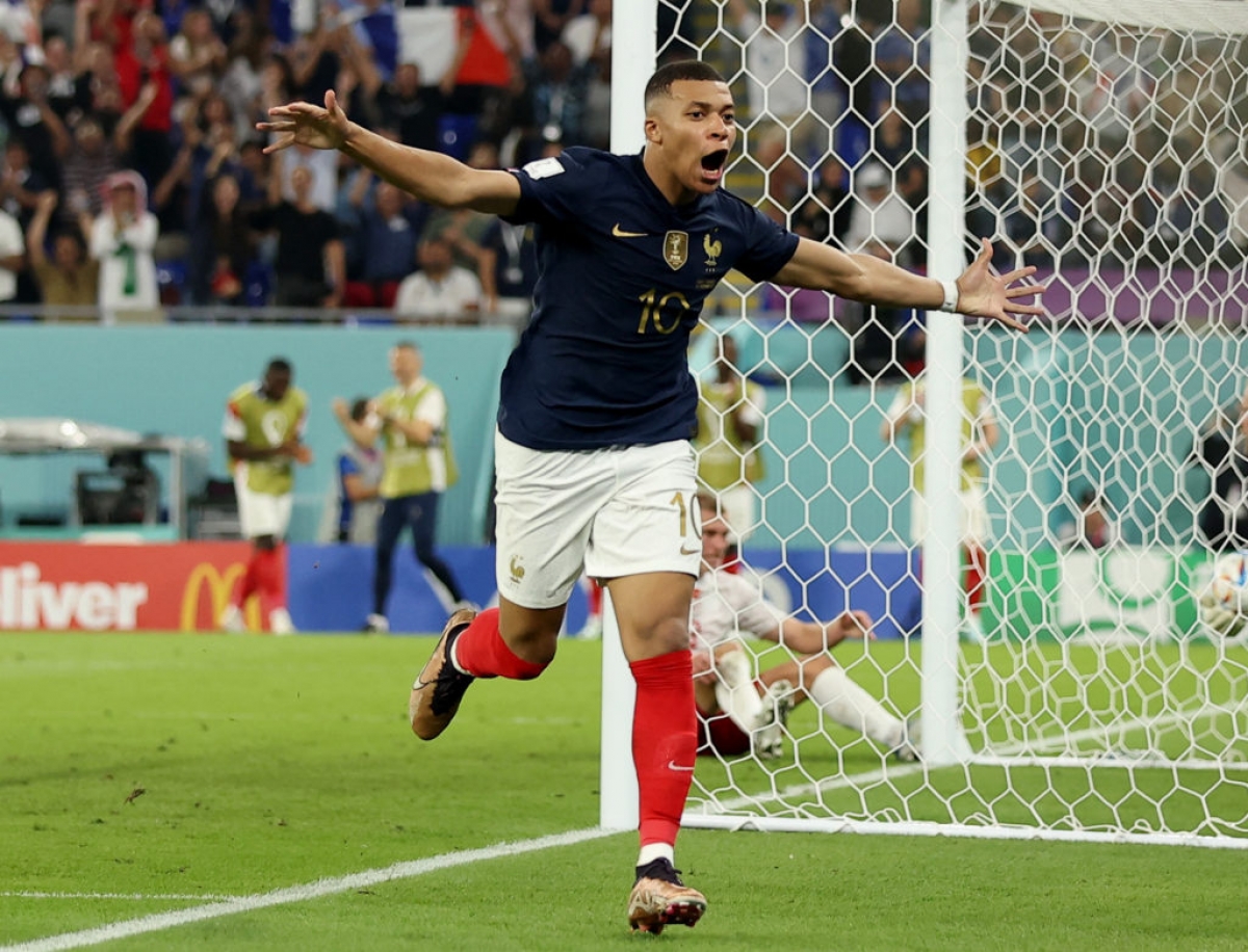 Kylian Mbappe lập nhiều kỷ lục với hai bàn thắng vào lưới Đan Mạch (Ảnh: Internet)
