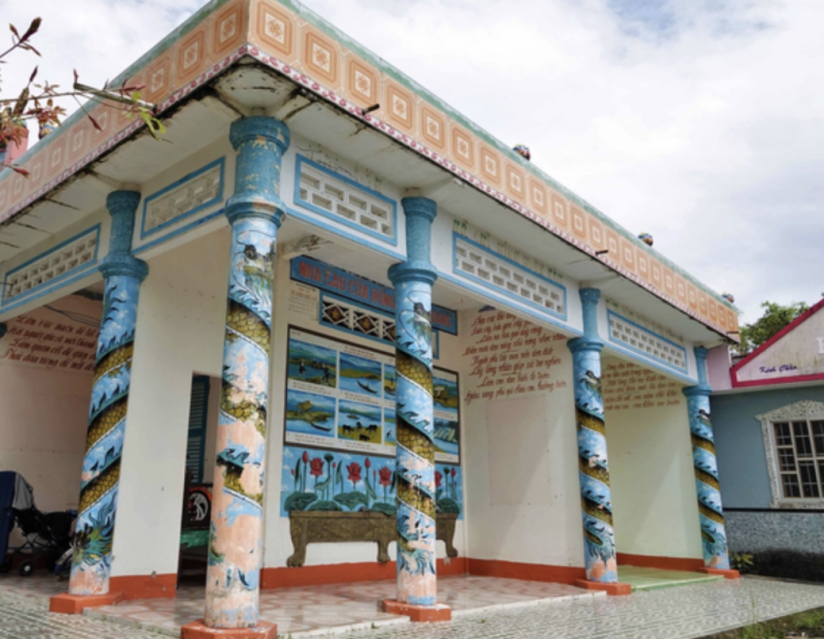 Ngôi nhà vẽ đầy tranh và câu thơ ngợi ca về Bác Hồ trên tường