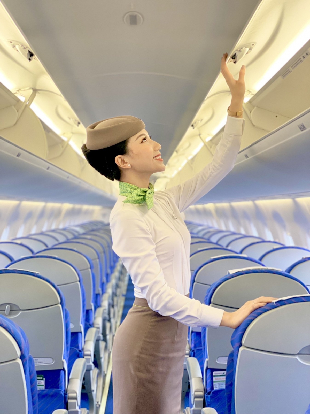 "Khi đi bay, chúng mình thường trêu nhau, đây là người đàn bà lực điền chứ không phải một cô gái bánh bèo nữa", Trần Lê Khánh Linh