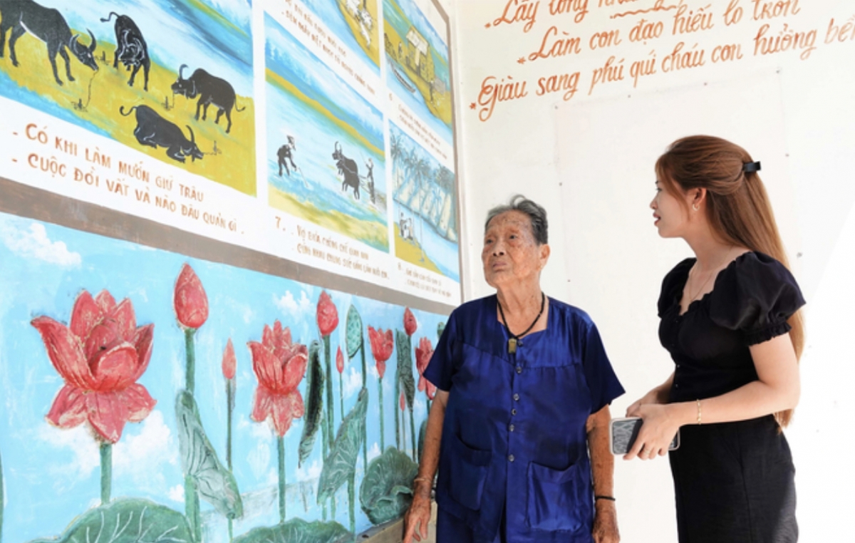 Bích họa và tranh vẽ trên tường nhà cụ Tòng
