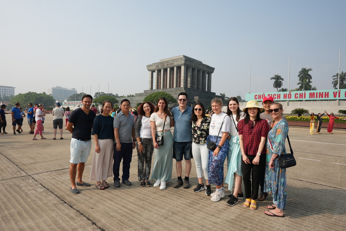 Đoàn fam tham quan Lăng Bác Hồ