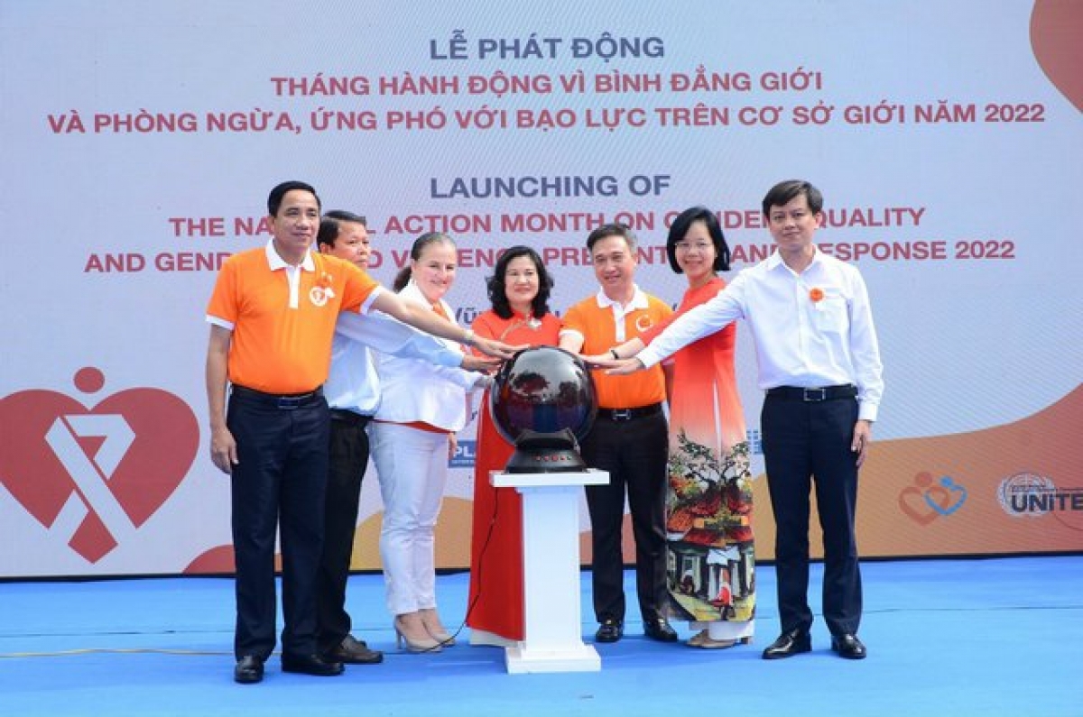 Thứ trưởng Bộ LĐTB&XH Nguyễn Thị Hà (giữa) cùng các đại biểu phát động Tháng hành động vì bình đẳng giới năm 2022