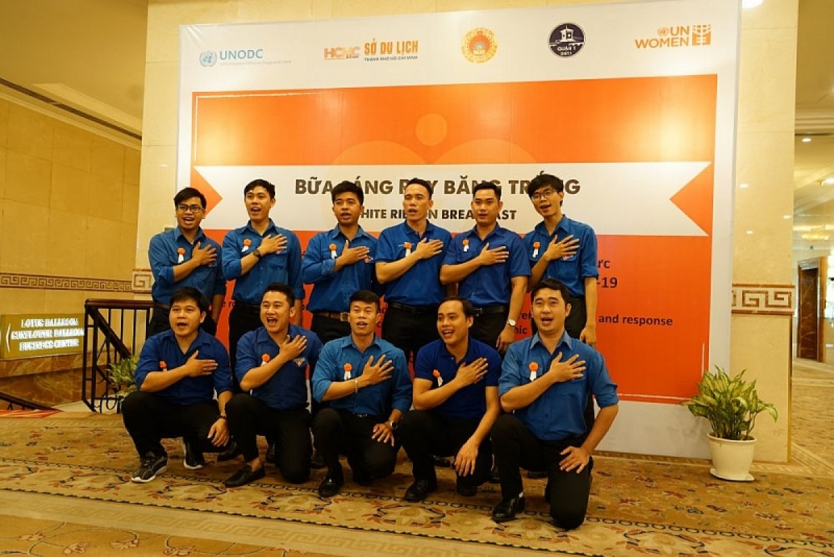 Các nam thanh niên hưởng ứng sự kiện Bữa sáng Ruy băng trắng trong phòng ngừa, ứng phó bạo lực đối với phụ nữ và trẻ em gái