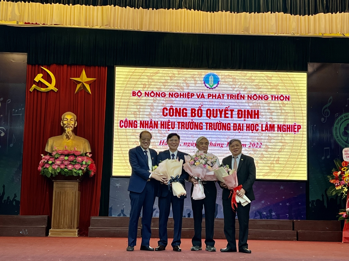 Các hiệu trưởng tiền nhiệm tặng hoa chúc mừng tân hiệu trưởng Phạm Văn Điển
