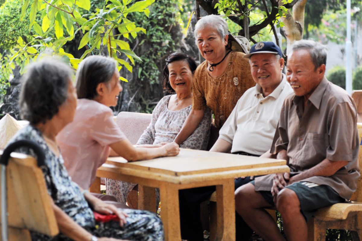 Trò chuyện trở thành một nhu cầu không thể thiếu của người già