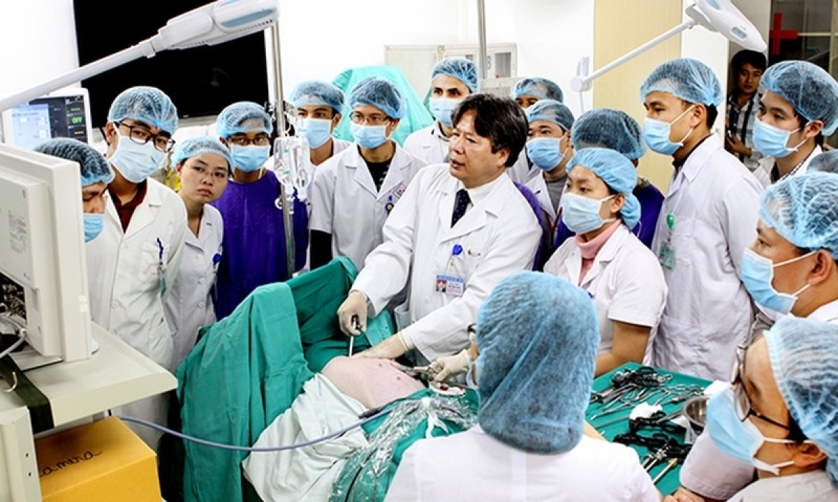 Hình ảnh thầy giáo đào tạo cán bộ y bác sĩ cho ngành y