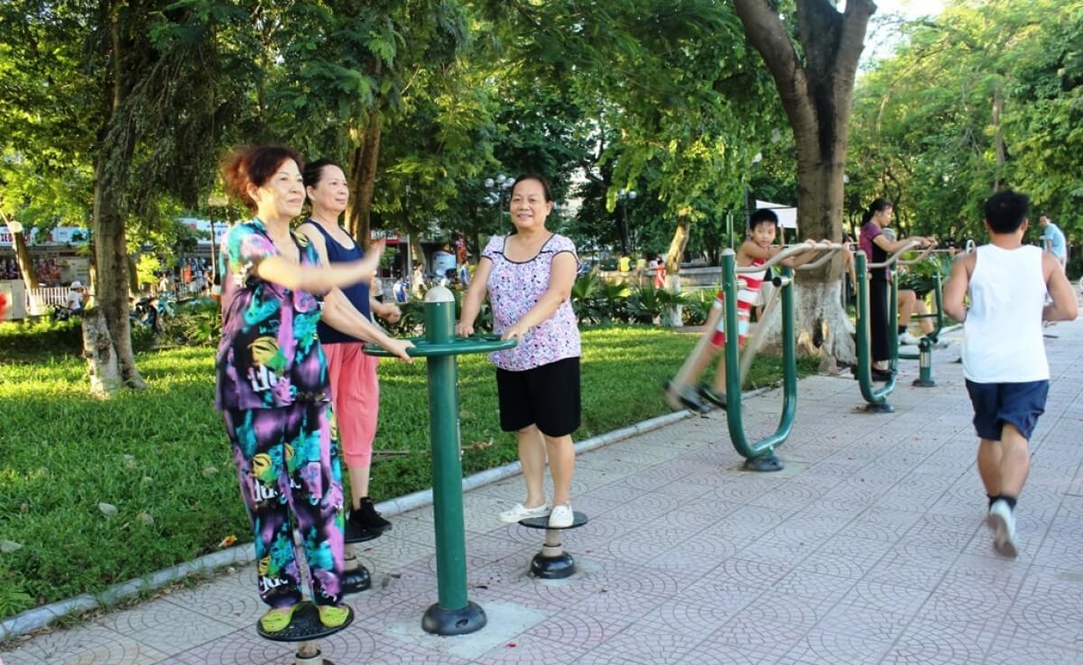 Người cao tuổi tập thể dục để vừa giao lưu vừa nâng cao sức khỏe (Ảnh KT)