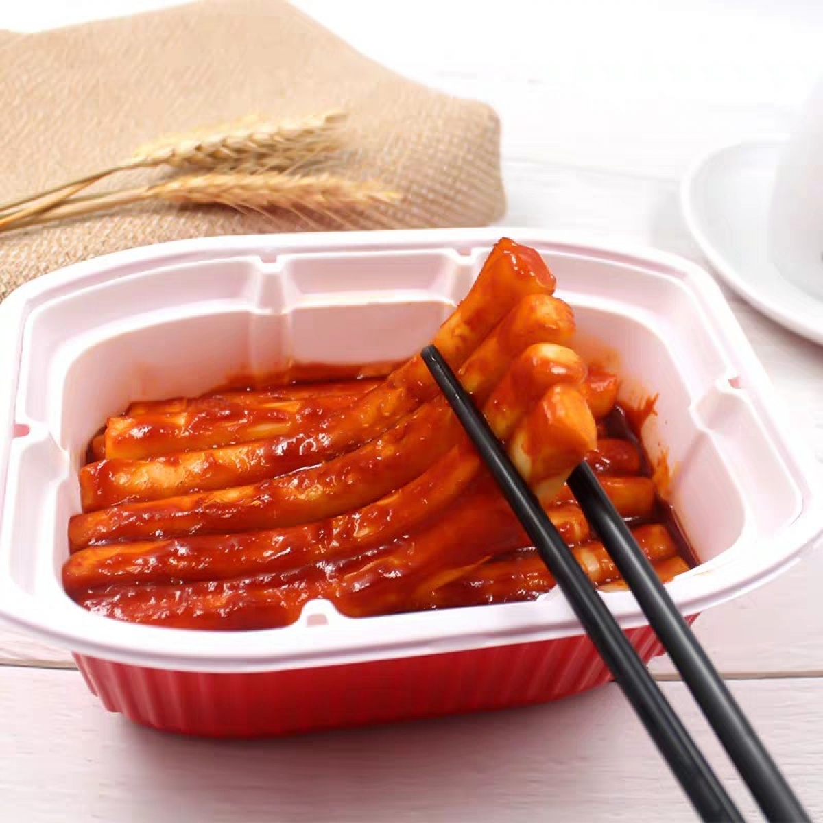 Thực phẩm ăn liền nhập khẩu thu hút giới trẻ