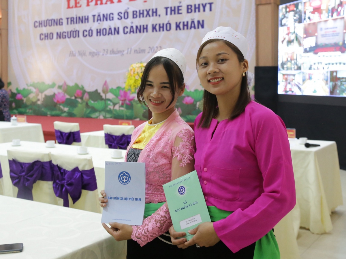 Một số người được trao tặng sổ BHXH, thẻ BHYT