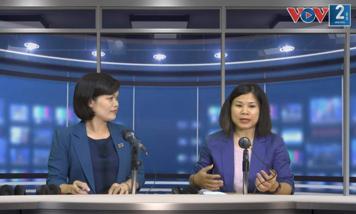 TS Phạm Hải Chung (phải) trao đổi tại phòng thu VOV2