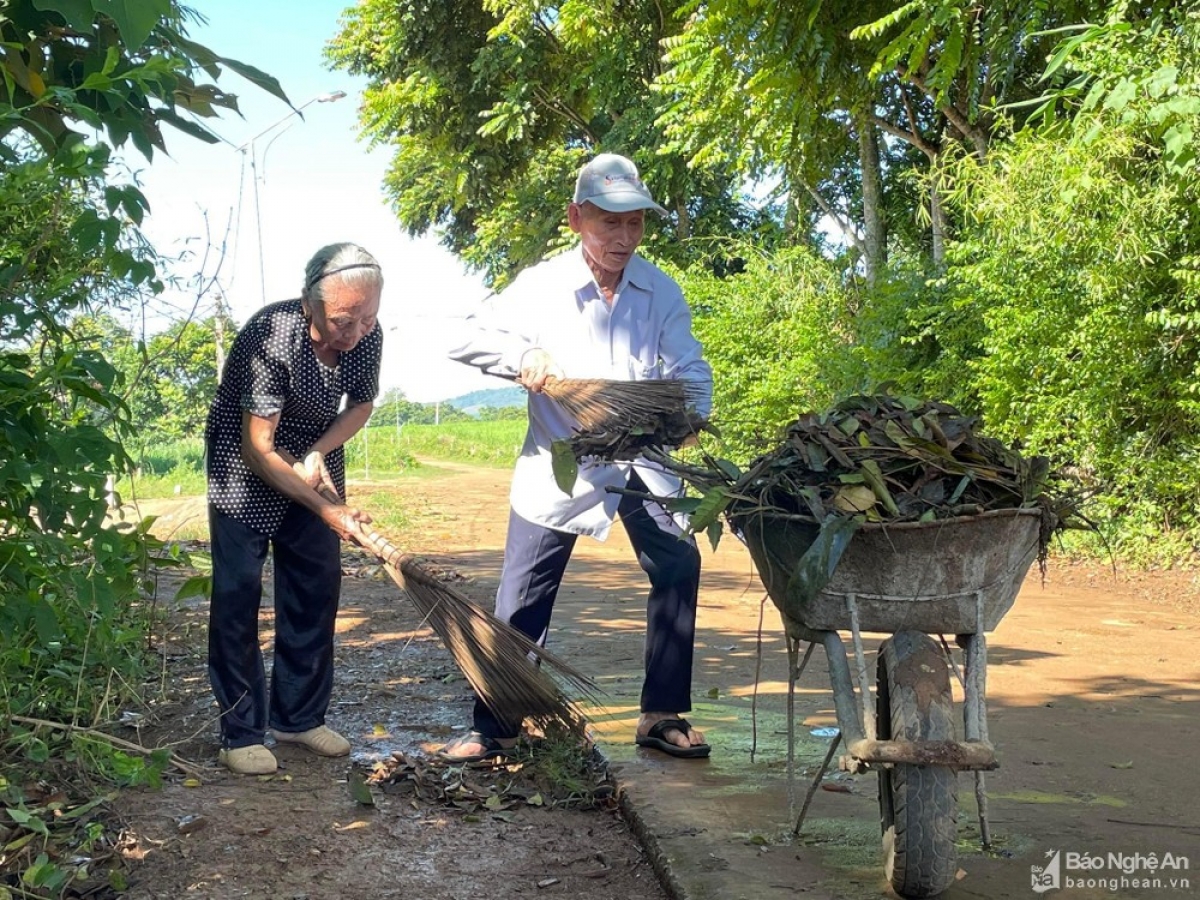 Ông bà mong muốn góp phần nhỏ bé công sức của mình để bảo vệ môi trường sống xanh - sạch - đẹp.