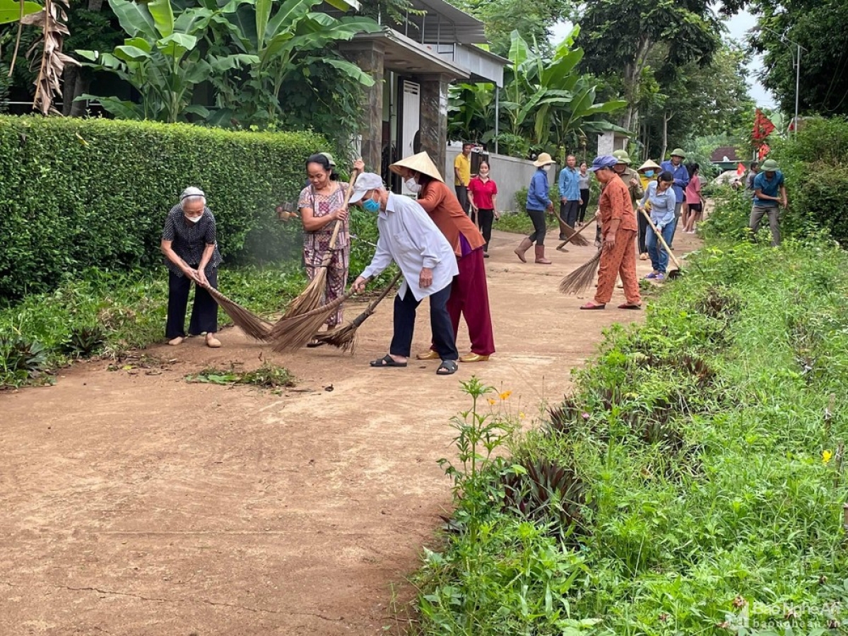 Thấy việc làm ý nghĩa của ông bà, các gia đình trong xóm cứ thứ 7 hàng tuần đều chung tay dọn vệ sinh đường làng, ngõ xóm tạo thành phong trào lan tỏa.