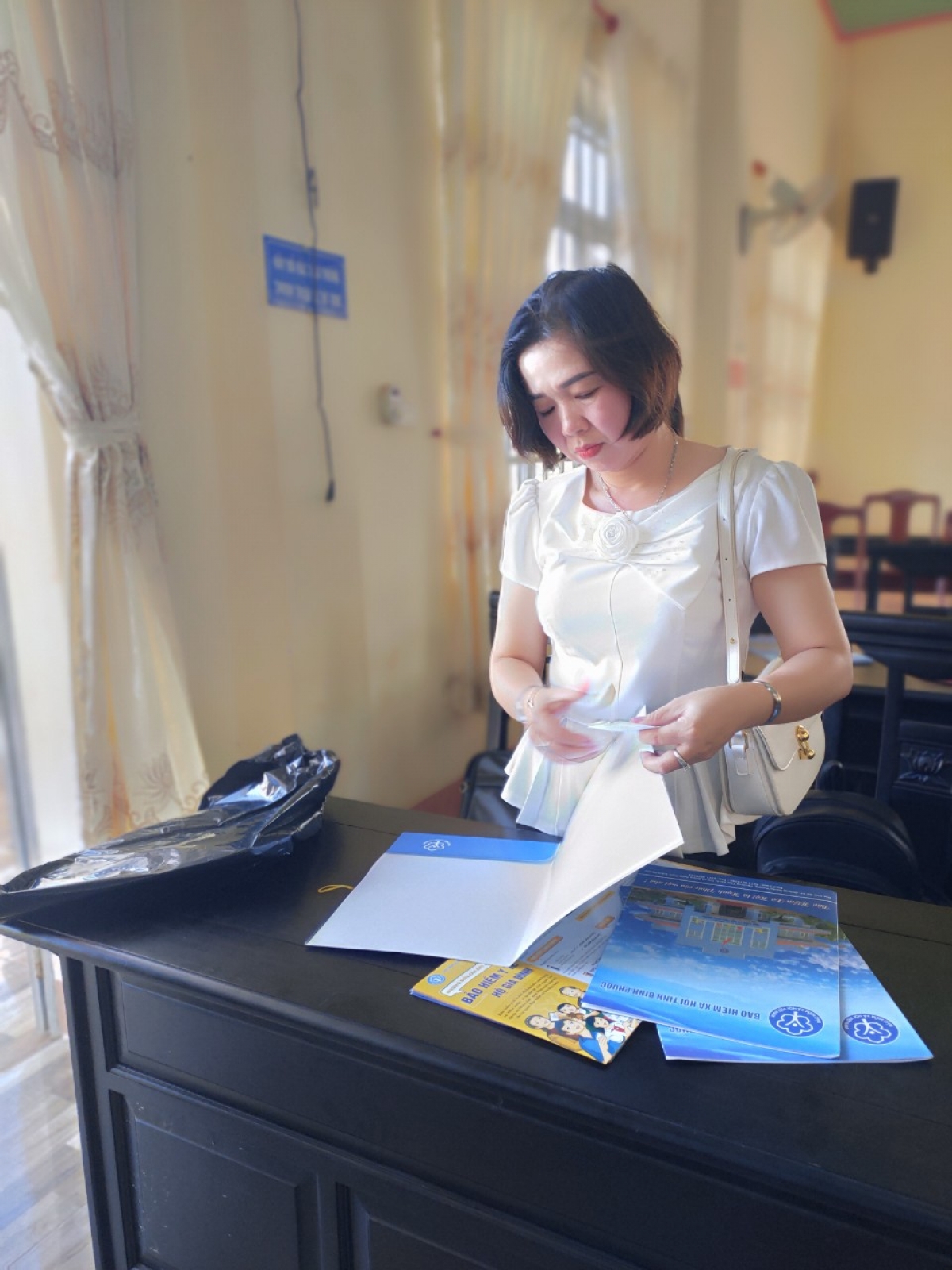 Cán bộ BHXH tỉnh Bình Phước đến 1 điểm tuyên truyền về chính sách BHXH, BHYT
