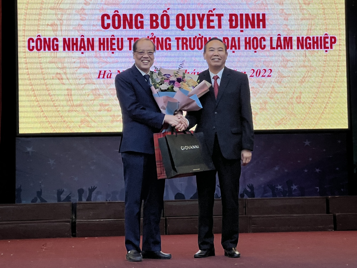 Thứ trưởng Bộ NN&PTNT Phùng Đức Tiến tặng hoa và quà lưu niệm cho GSTS NGND Trần Văn Chứ nguyên hiệu trưởng trường ĐH Lâm nghiệp 2 nhiệm kỳ ( 2013-2022 )