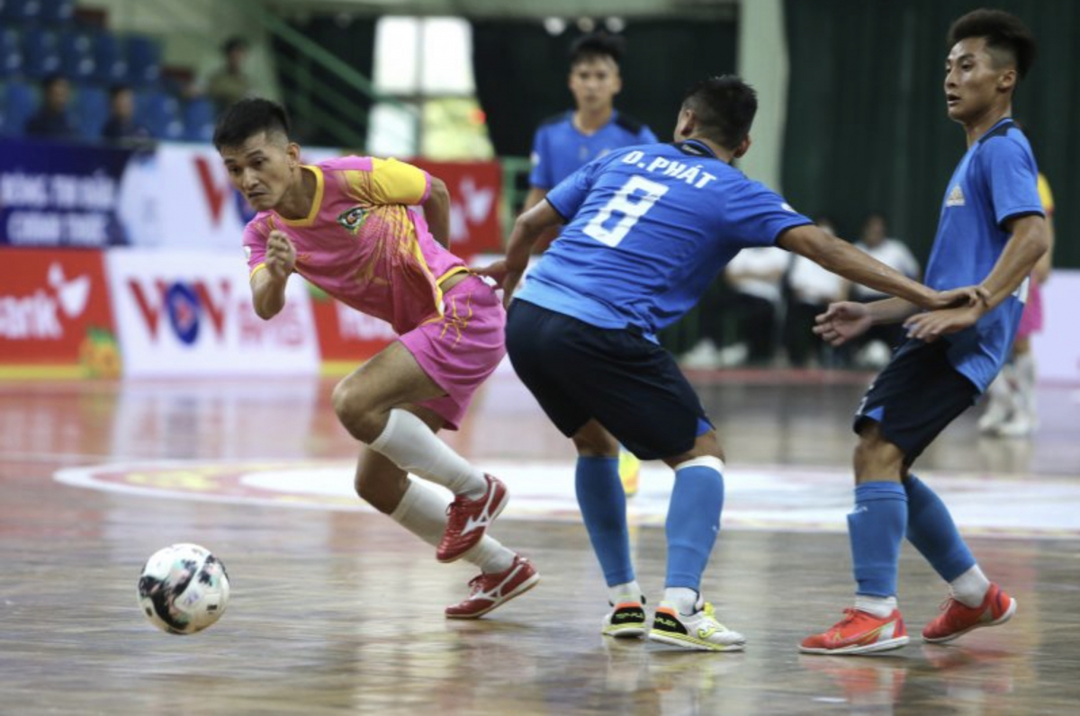 Sài Gòn FC (hồng) có chiến thắng đầu tay trước Cao Bằng