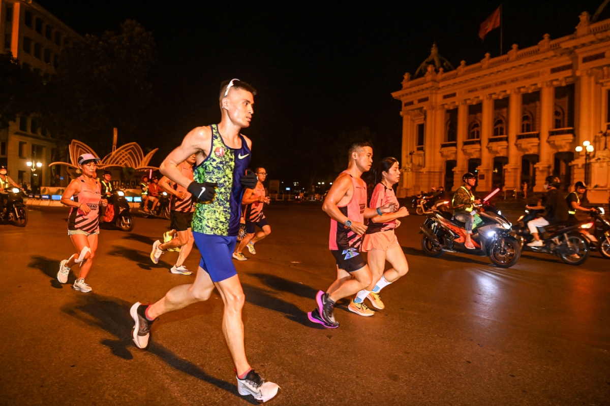 Các VĐV chạy thử trên đường chạy VnExpress Marathon Hanoi Midnight